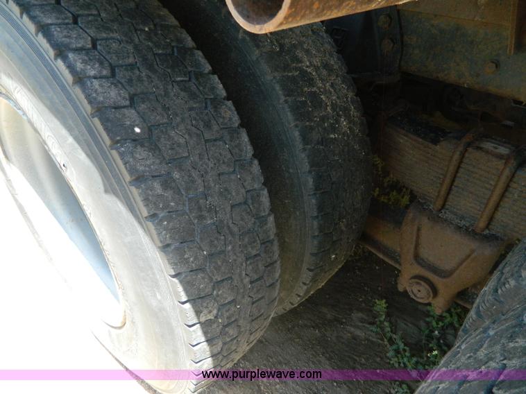 image for item G7918 1985 Ford 9000 truck