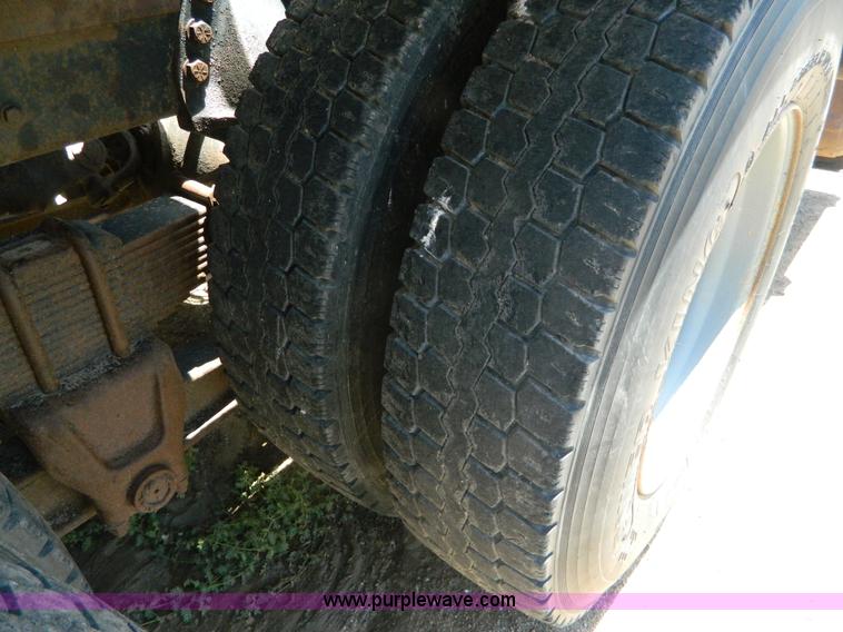 image for item G7918 1985 Ford 9000 truck