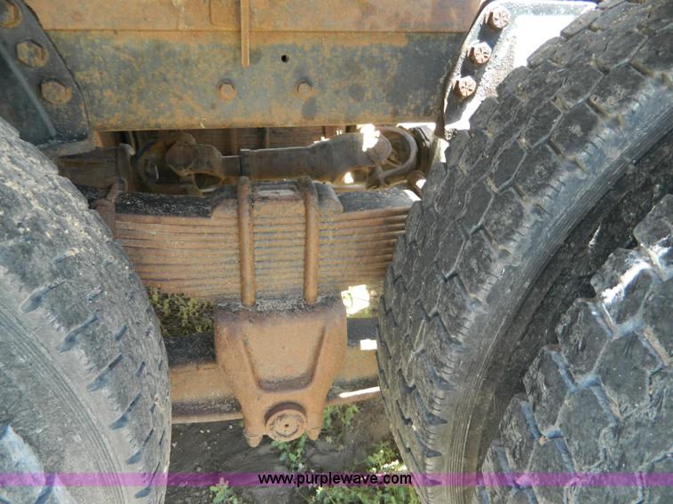 image for item G7918 1985 Ford 9000 truck