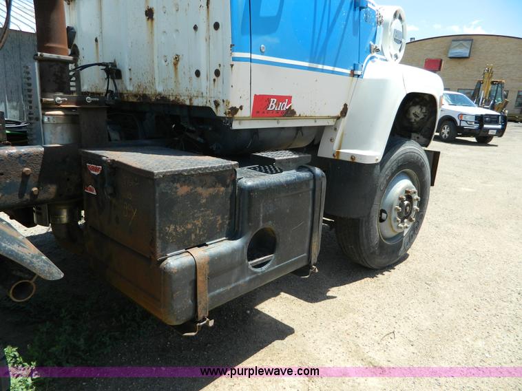 image for item G7918 1985 Ford 9000 truck