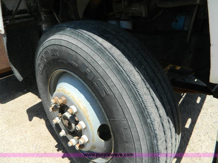 image for item G7918 1985 Ford 9000 truck