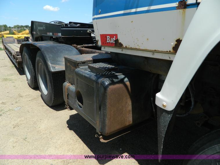 image for item G7918 1985 Ford 9000 truck