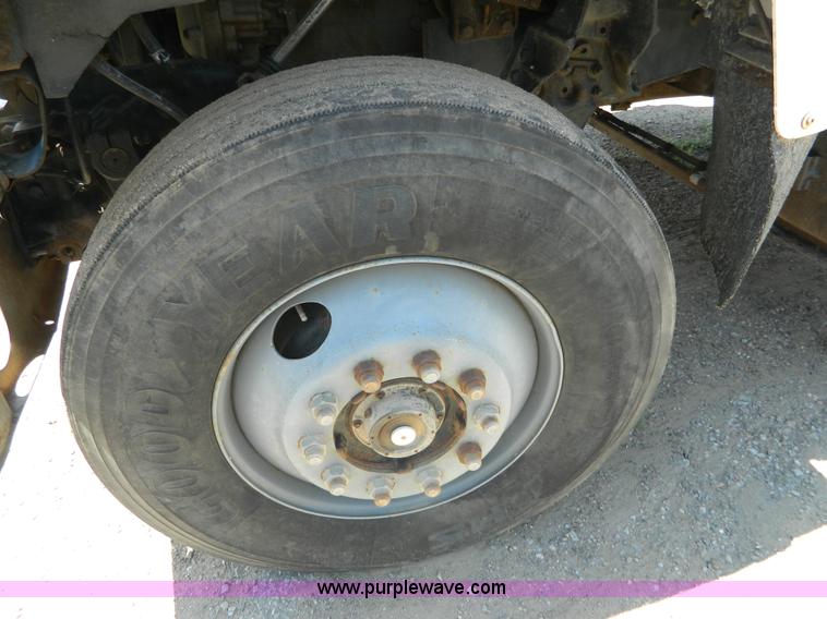 image for item G7918 1985 Ford 9000 truck