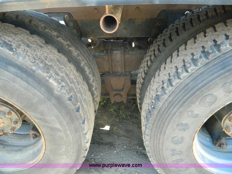 image for item G7918 1985 Ford 9000 truck