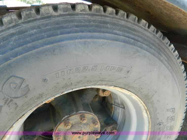 image for item G7918 1985 Ford 9000 truck