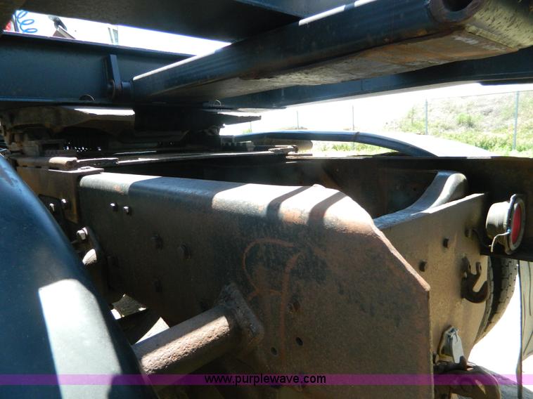 image for item G7918 1985 Ford 9000 truck