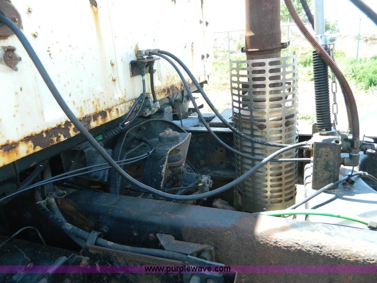 image for item G7918 1985 Ford 9000 truck