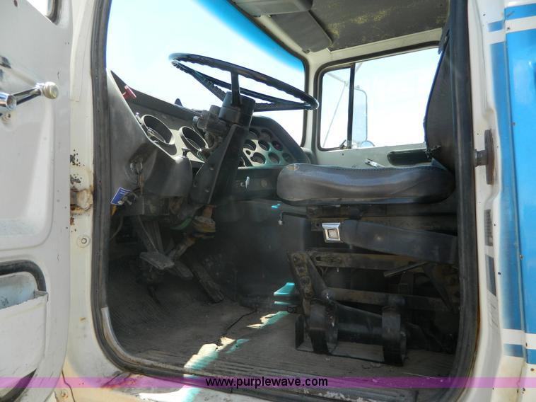 image for item G7918 1985 Ford 9000 truck