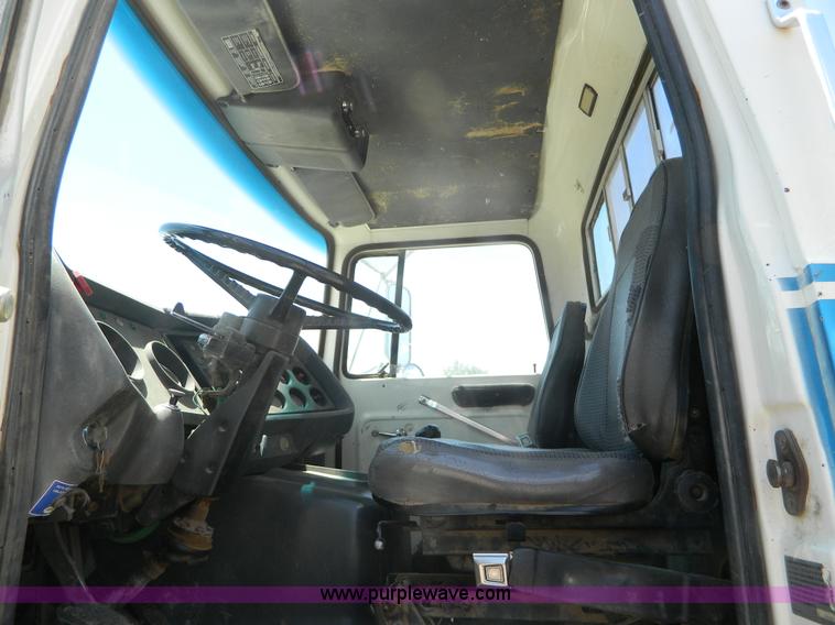 image for item G7918 1985 Ford 9000 truck