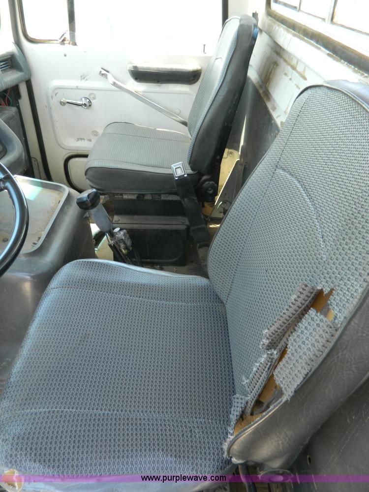 image for item G7918 1985 Ford 9000 truck