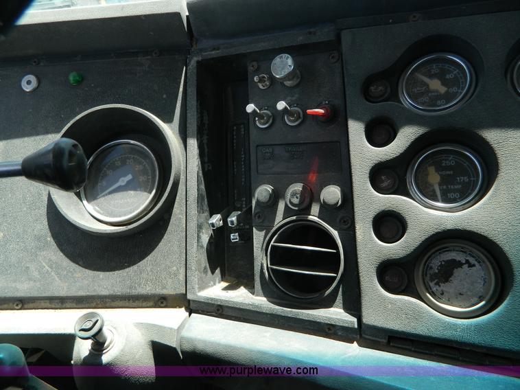 image for item G7918 1985 Ford 9000 truck