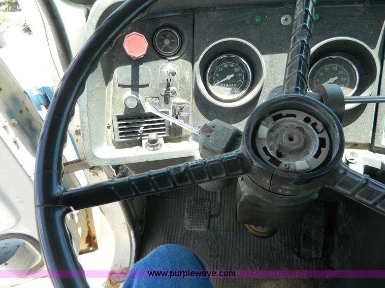 image for item G7918 1985 Ford 9000 truck