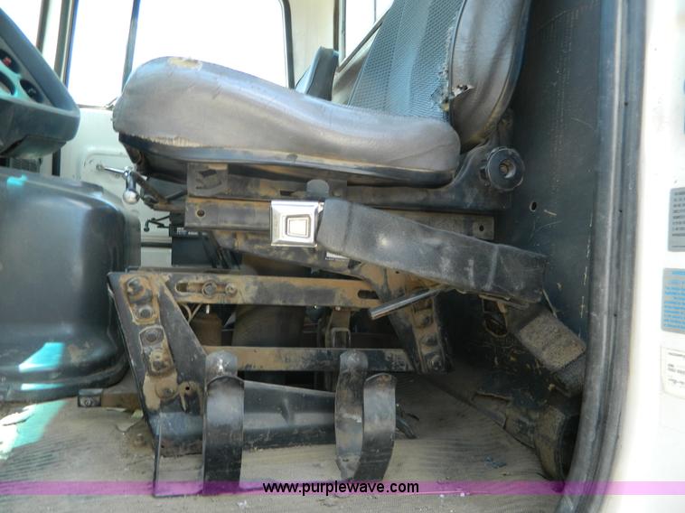 image for item G7918 1985 Ford 9000 truck