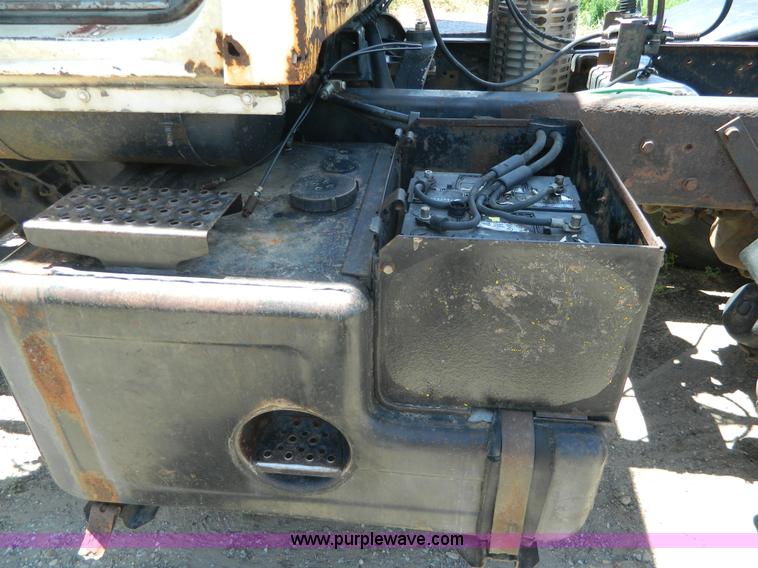 image for item G7918 1985 Ford 9000 truck