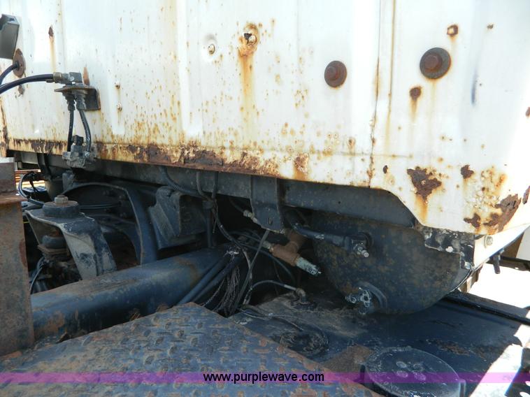 image for item G7918 1985 Ford 9000 truck