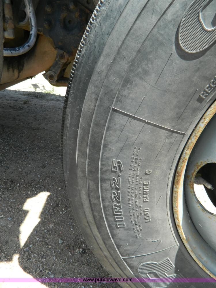 image for item G7918 1985 Ford 9000 truck