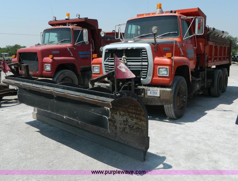 image for item G7928 1989 Ford L8000 dump truck
