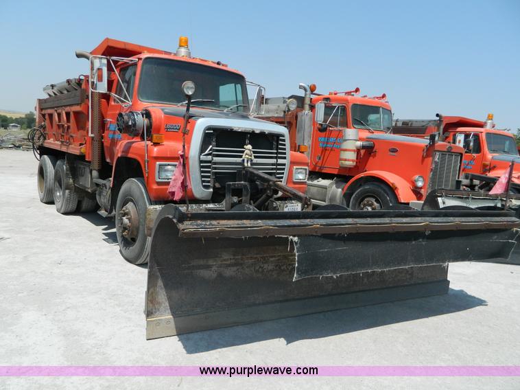 image for item G7928 1989 Ford L8000 dump truck