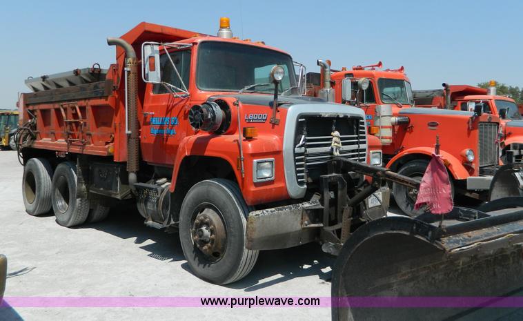 image for item G7928 1989 Ford L8000 dump truck