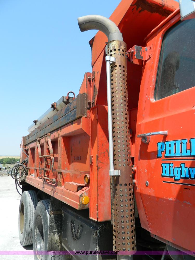 image for item G7928 1989 Ford L8000 dump truck
