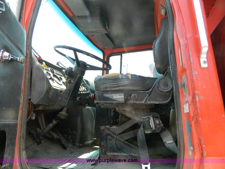 image for item G7928 1989 Ford L8000 dump truck