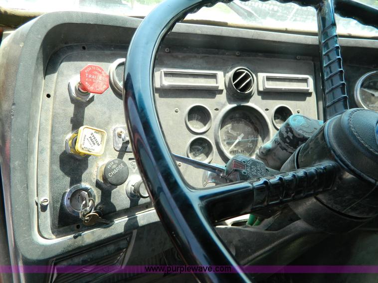 image for item G7928 1989 Ford L8000 dump truck