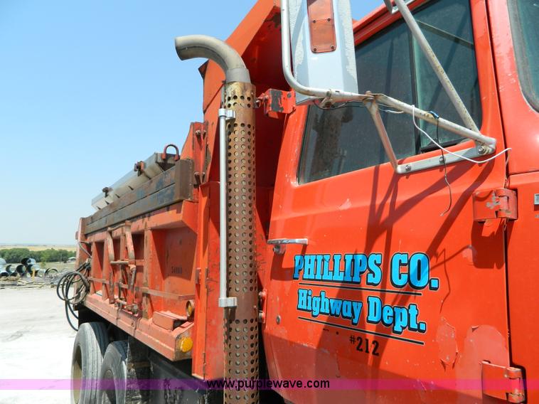 image for item G7928 1989 Ford L8000 dump truck