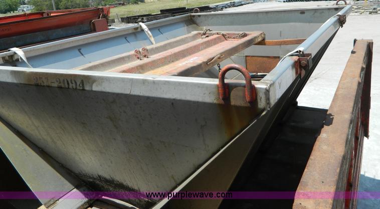 image for item G7928 1989 Ford L8000 dump truck