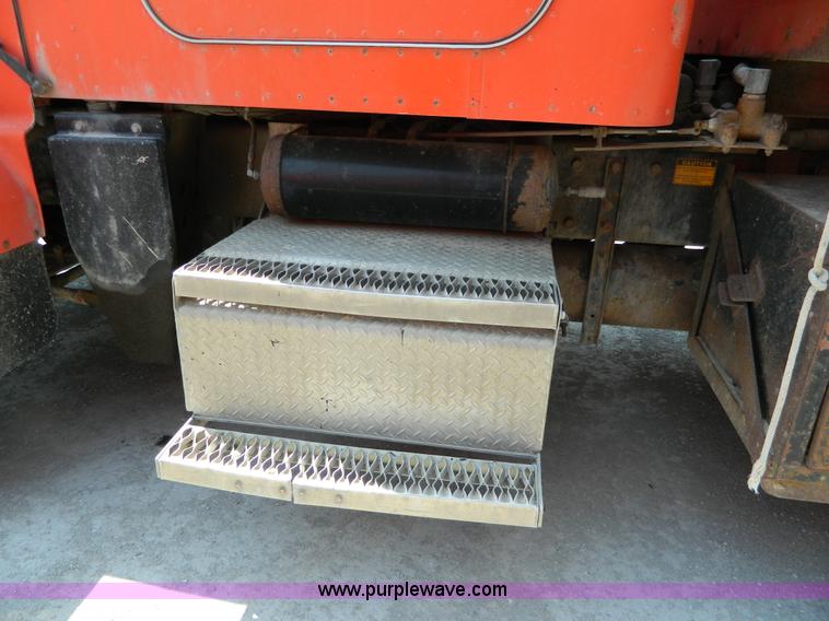 image for item G7929 1985 Peterbilt 349 dump truck