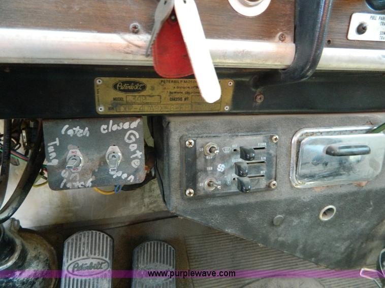 image for item G7929 1985 Peterbilt 349 dump truck