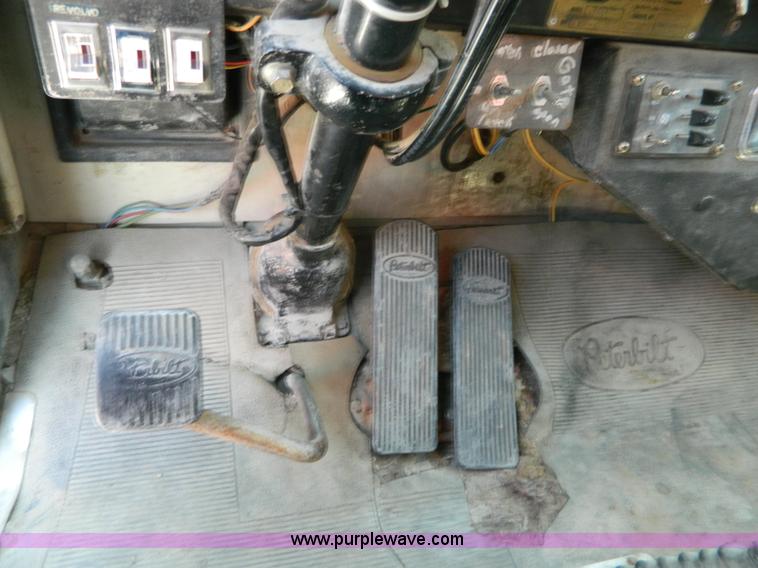 image for item G7929 1985 Peterbilt 349 dump truck