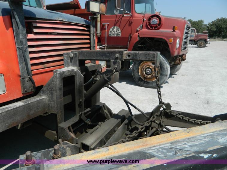 image for item G7930 1991 International 4900 dump truck