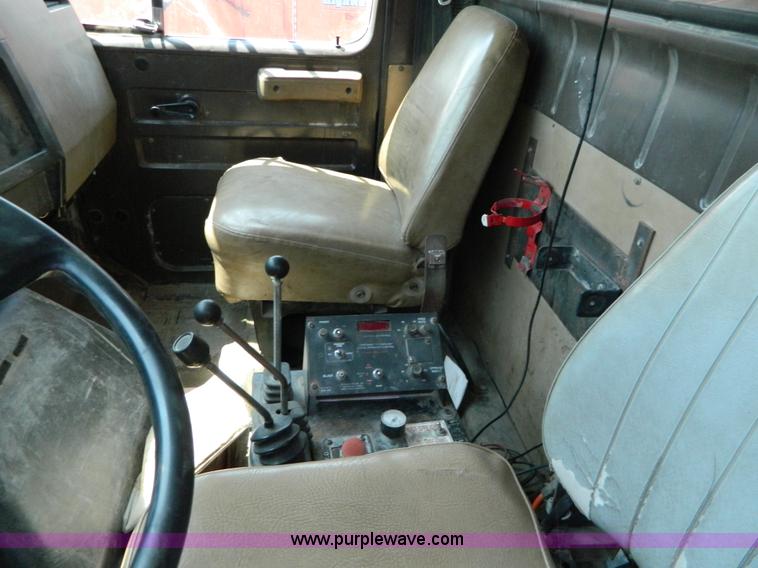 image for item G7930 1991 International 4900 dump truck