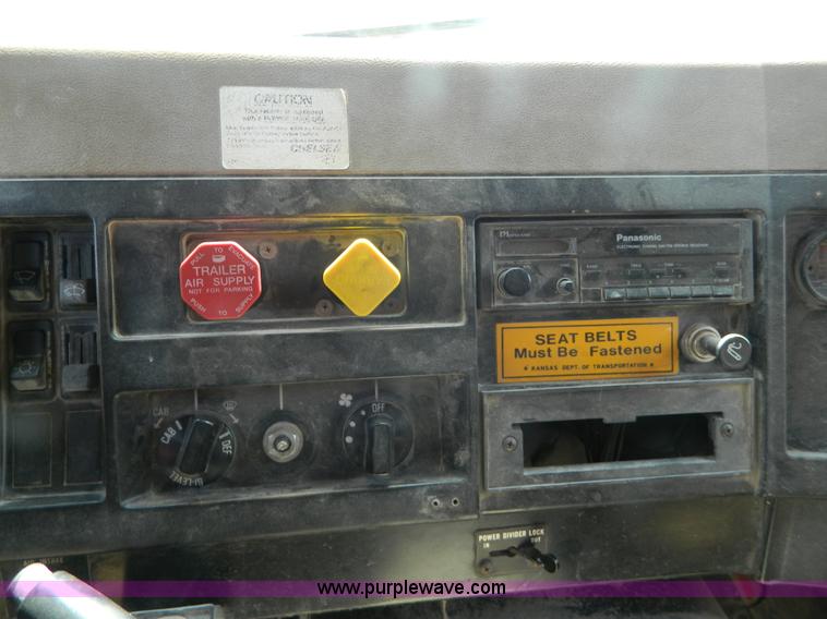 image for item G7930 1991 International 4900 dump truck