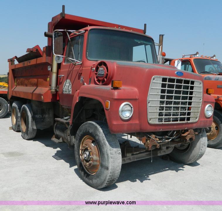 image for item G7931 1984 Ford LNT8000 dump truck