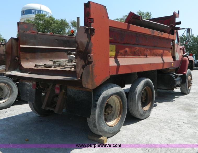 image for item G7931 1984 Ford LNT8000 dump truck
