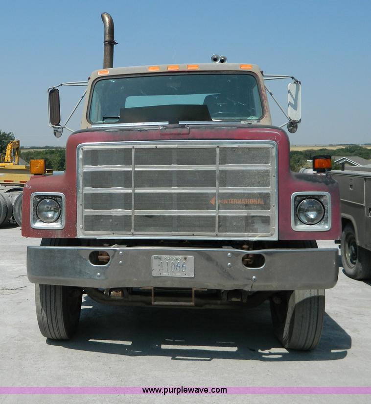image for item G7934 1988 International S2500 semi truck
