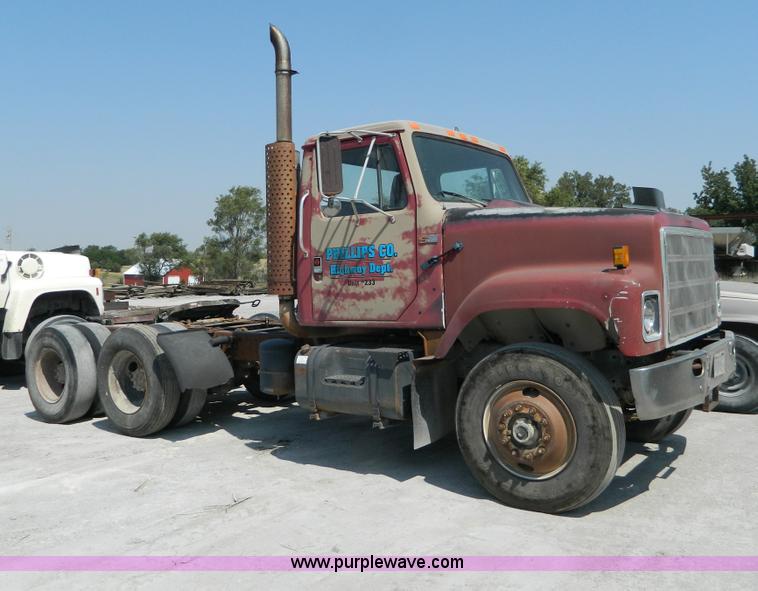 image for item G7934 1988 International S2500 semi truck