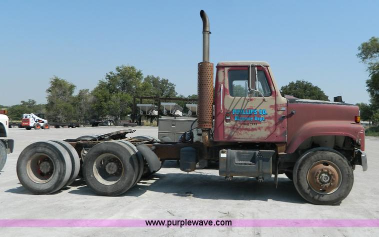 image for item G7934 1988 International S2500 semi truck
