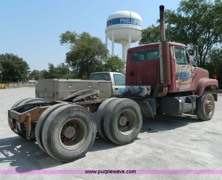 image for item G7934 1988 International S2500 semi truck