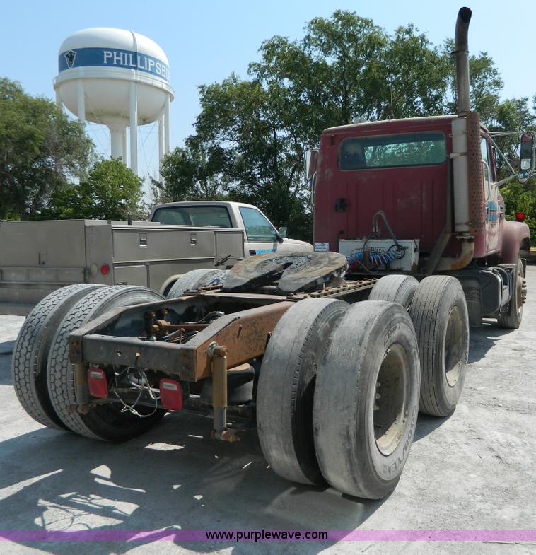 image for item G7934 1988 International S2500 semi truck