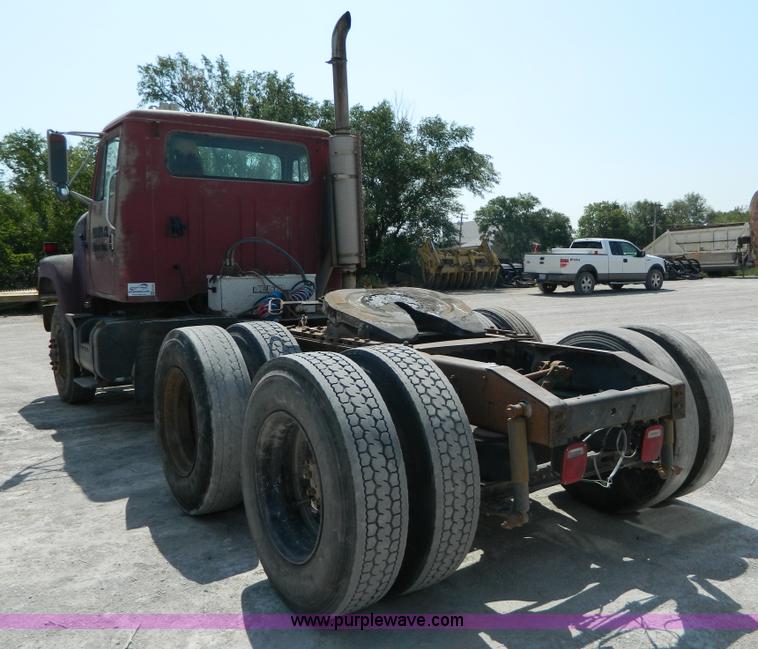 image for item G7934 1988 International S2500 semi truck