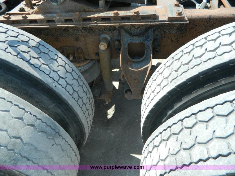 image for item G7934 1988 International S2500 semi truck