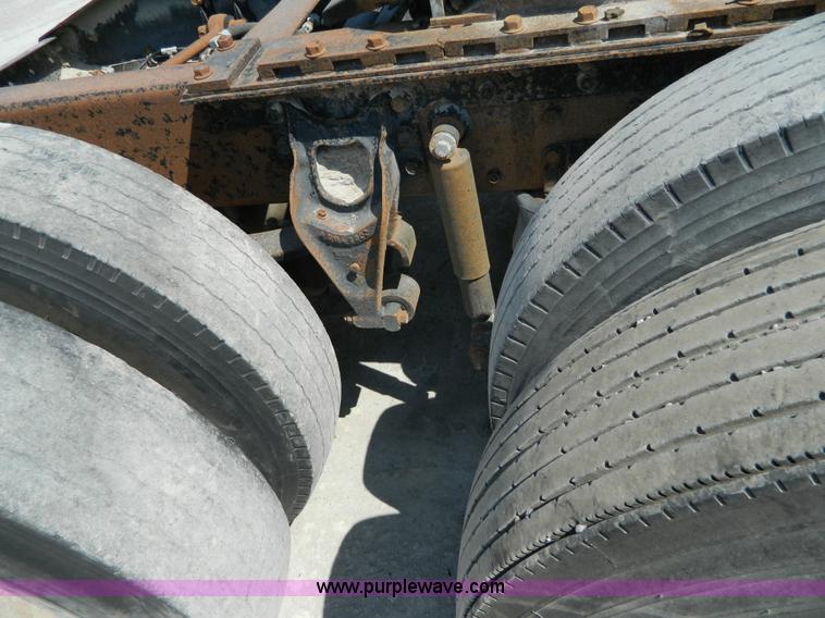 image for item G7934 1988 International S2500 semi truck