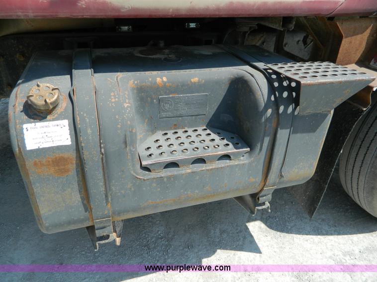 image for item G7934 1988 International S2500 semi truck