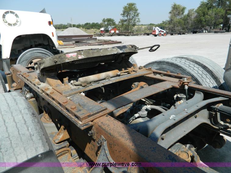 image for item G7934 1988 International S2500 semi truck