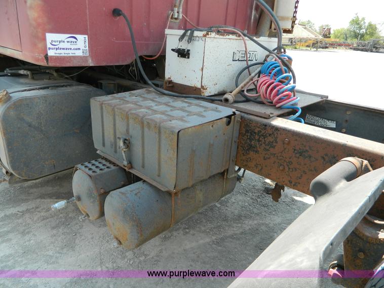 image for item G7934 1988 International S2500 semi truck