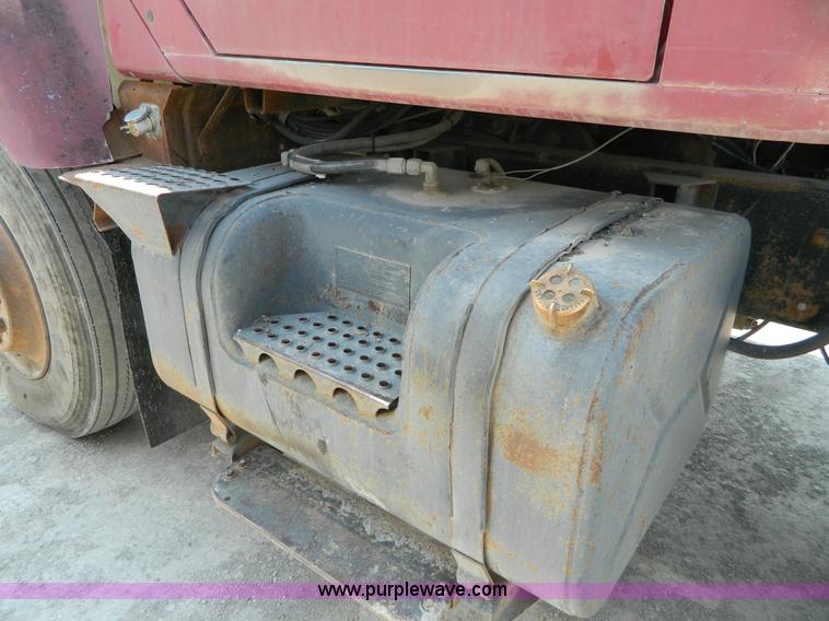 image for item G7934 1988 International S2500 semi truck