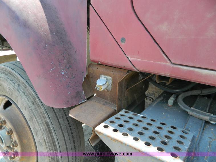 image for item G7934 1988 International S2500 semi truck