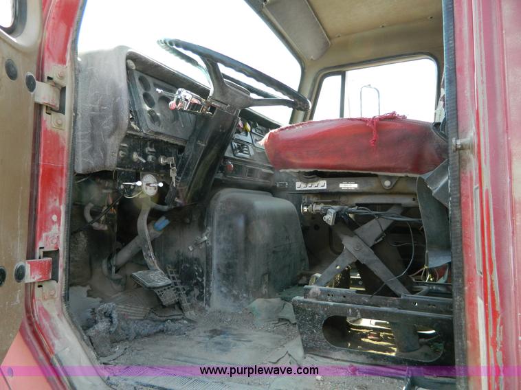 image for item G7934 1988 International S2500 semi truck